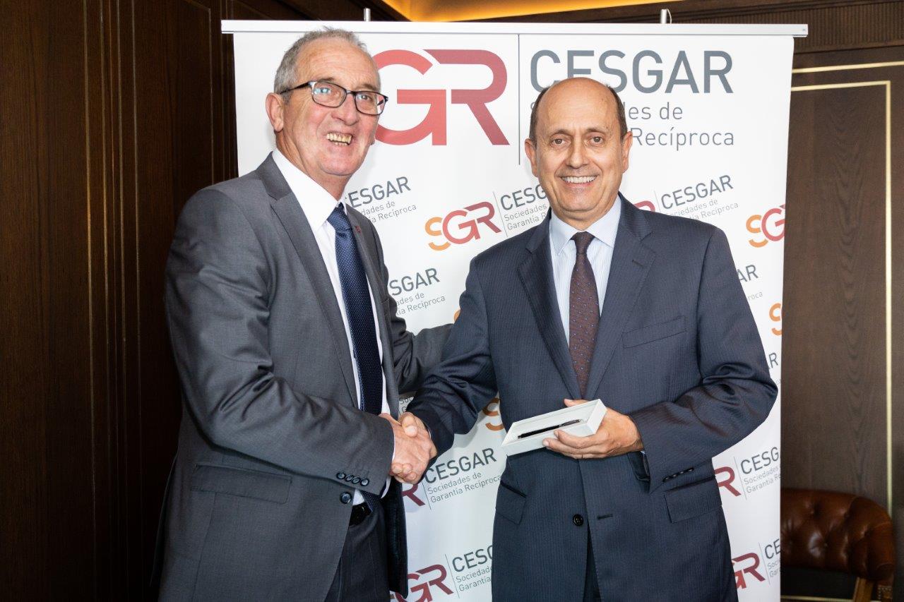 Josep Lores Sesgar recibe la distinción de SGR-CESGAR